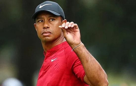 Tiger Woods retorna ao golfe um ano após grave acidente de carro