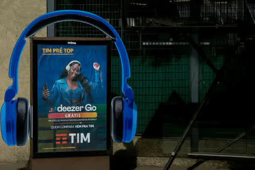 Otima espalha headphones gigantes em SP para nova campanha da TIM com a Deezer GO