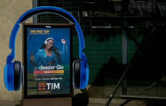 Otima espalha headphones gigantes em SP para nova campanha da TIM com a Deezer GO