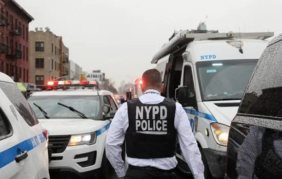 Polícia de NY busca homem suspeito de atirar em estação do metrô