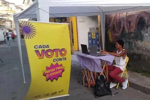 Campanha incentiva adolescentes a tirar o título de eleitor