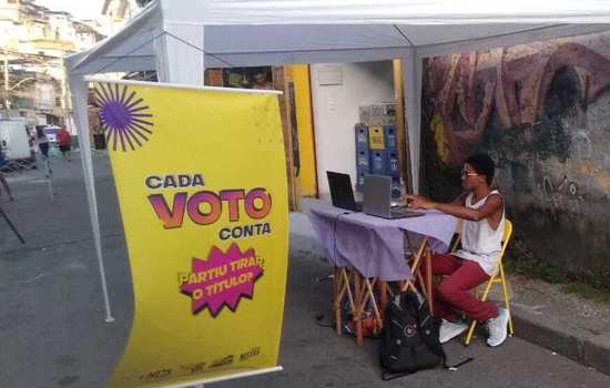 Bancas de voluntários para a campanha Cada Voto Conta