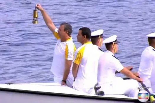 Tocha Olímpica atravessa Baía de Guanabara, no Rio