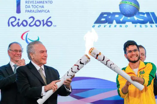 Tocha paralímpica é acesa em Brasília; revezamento começa no dia 1°