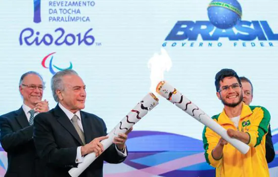 Tocha paralímpica é acesa em Brasília; revezamento começa no dia 1°