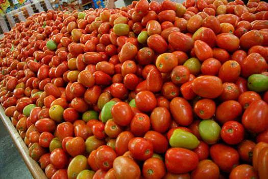 Cesta básica permanece estável mas tomate e feijão ficam mais caros