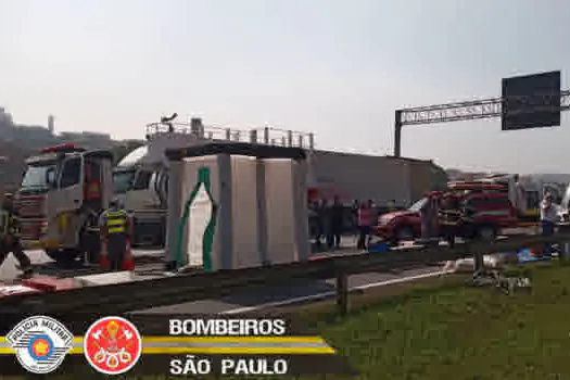 Acidente entre moto e carro deixa um morto e seis feridos na zona leste