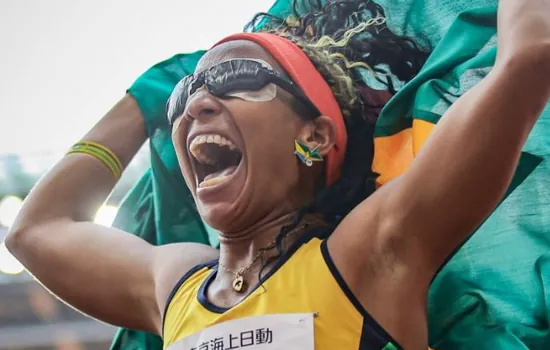 Paralimpíada: Silvânia Costa é ouro no salto em distância