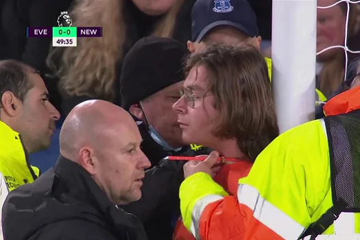 Torcedor invade campo em Everton x Newcastle e se amarra à trave em protesto