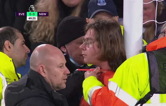 Torcedor invade campo em Everton x Newcastle e se amarra à trave em protesto