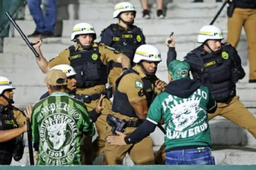 Torcedores do Coritiba entram em confronto com a polícia; Zago critica falta de apoio