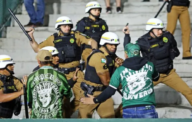 Torcedores do Coritiba entram em confronto com a polícia; Zago critica falta de apoio