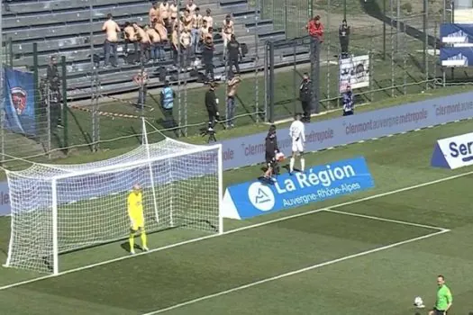 Torcedores do Angers mostram bumbuns para distrair jogador rival em cobrança de pênalti