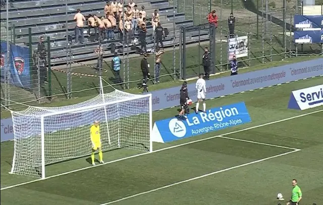 Torcedores do Angers mostram bumbuns para distrair jogador rival em cobrança de pênalti