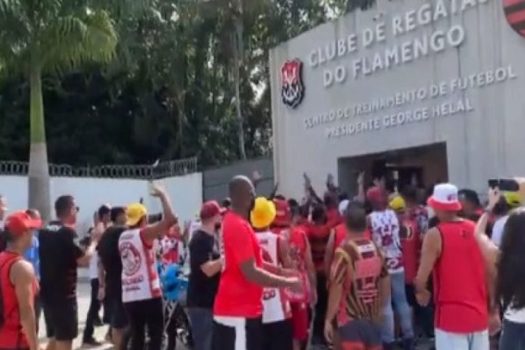 Torcedores fazem protesto em frente ao CT do Flamengo na véspera do Fla-Flu