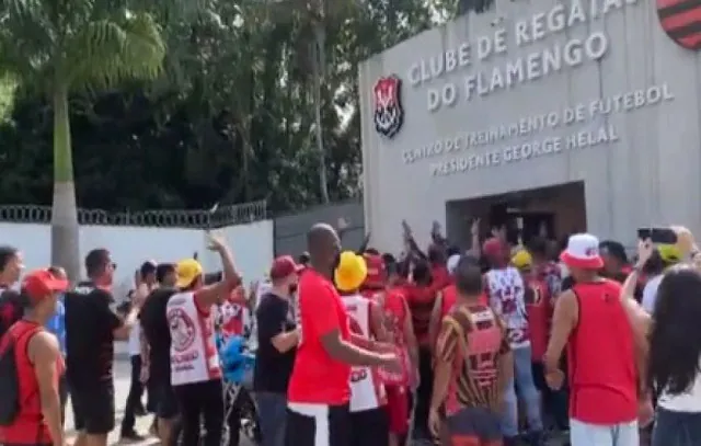 Torcedores fazem protesto em frente ao CT do Flamengo na véspera do Fla-Flu