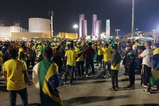 Torcida brasileira dá show na chegada ao estádio