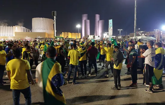 Torcida brasileira dá show na chegada ao estádio