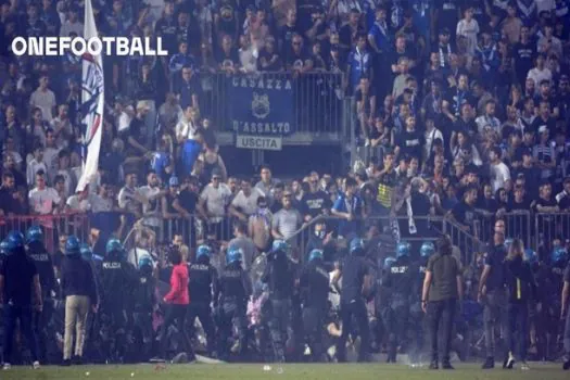 Torcida de time italiano invade campo e queima carro de jogador após rebaixamento