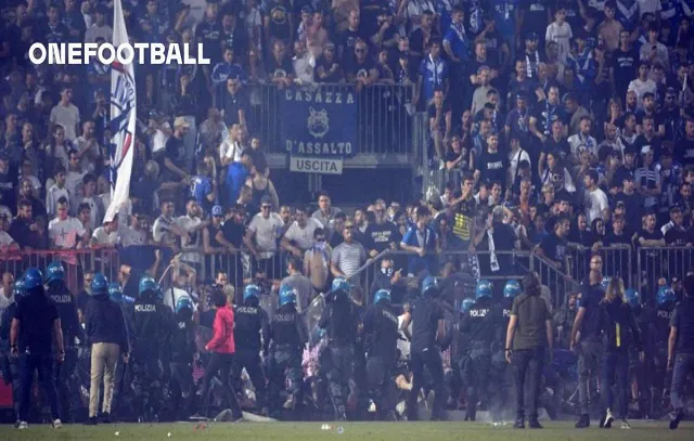 Torcida de time italiano invade campo e queima carro de jogador após rebaixamento