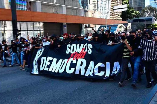 MANIFESTAÇÕES DE RUA: torcidas organizadas se aventuram nas urnas