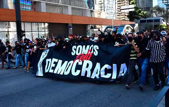 MANIFESTAÇÕES DE RUA: torcidas organizadas se aventuram nas urnas