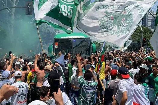 Torcida do Palmeiras faz festa em frente ao CT antes de viagem para o Uruguai