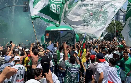 Torcida do Palmeiras faz festa em frente ao CT antes de viagem para o Uruguai