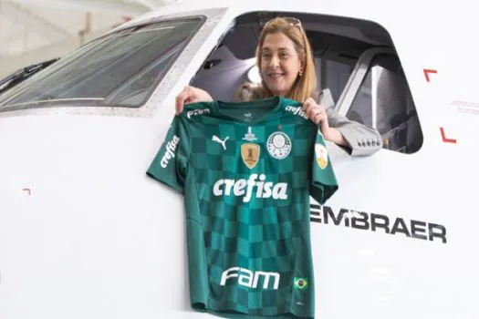 |Torcida organizada do Palmeiras protesta contra Leila Pereira