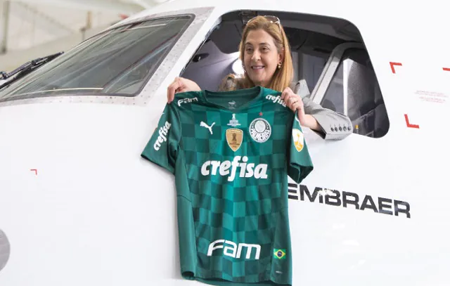 |Torcida organizada do Palmeiras protesta contra Leila Pereira