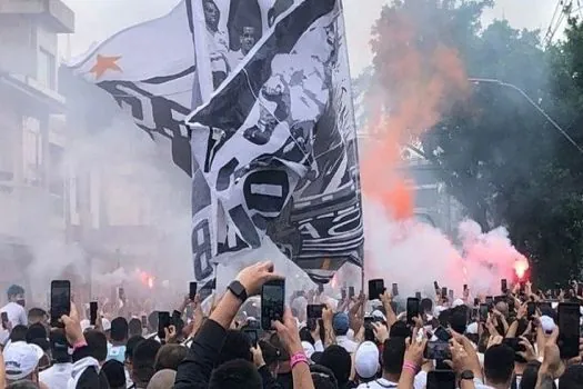 Reencontro da torcida santista na Vila tem aglomeração e grito de gol antecipado