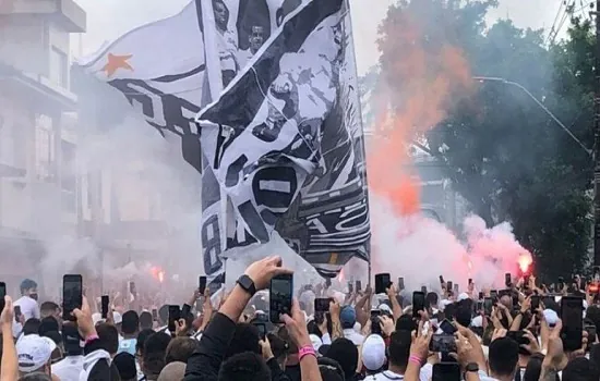 Reencontro da torcida santista na Vila tem aglomeração e grito de gol antecipado