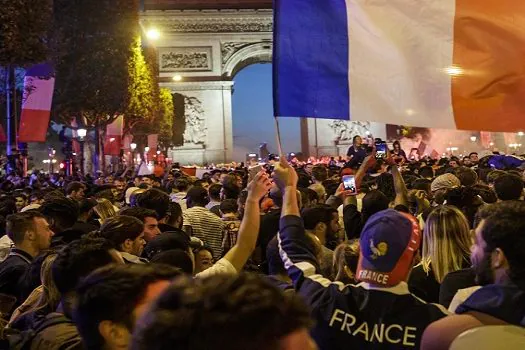 Paris e outras cidades francesas boicotam Copa e extinguem telões nas ruas