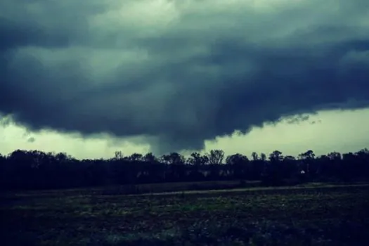 EUA: tornado atinge sul do país, tira carros de rodovias e deixa milhares sem luz