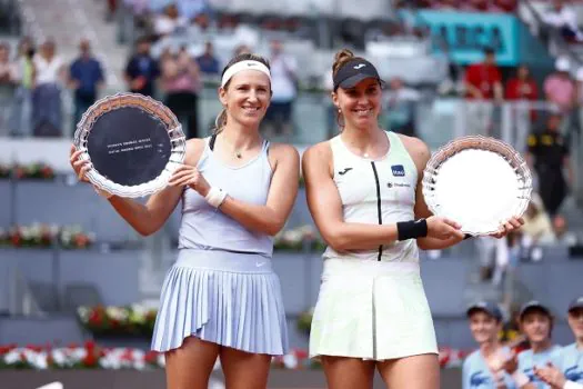 Torneio de Madri se desculpa por não deixar Bia Haddad e Azarenka discursarem após título