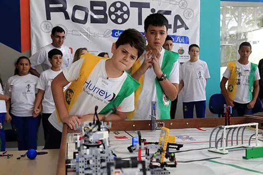 Estudantes mostram o que aprenderam no Lego Education