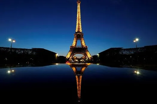 Luzes na Torre Eiffel se apagam mais cedo para economia de energia