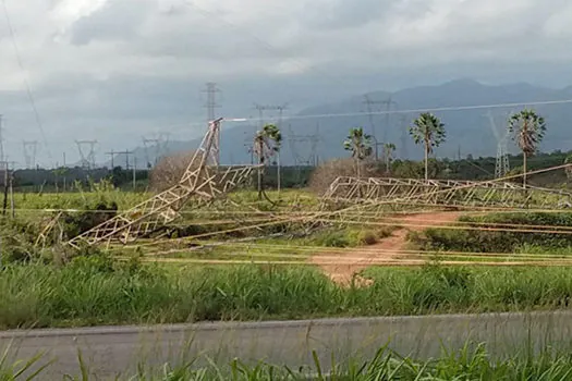 Criminosos atacam três torres de energia no Ceará