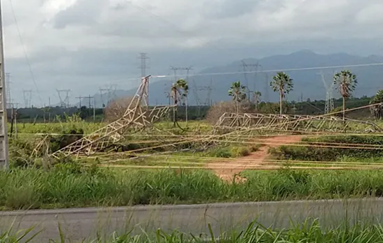 Criminosos atacam três torres de energia no Ceará