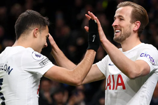 Kane faz dois e Tottenham massacra Everton na Premier League