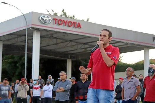 Trabalhadores na Toyota aprovam, por unanimidade, entrega de aviso de greve em assembleia