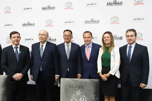 Toyota anuncia investimentos e apresenta primeiro veículo híbrido flex do mundo