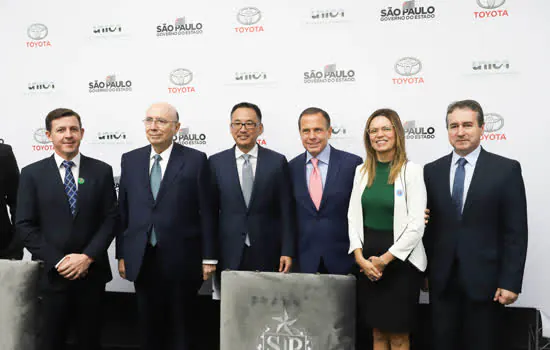 Toyota anuncia investimentos e apresenta primeiro veículo híbrido flex do mundo