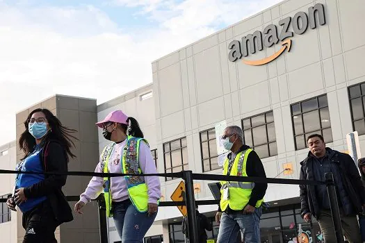 Trabalhadores da Amazon em NY votam para formar o 1º sindicato da empresa nos EUA