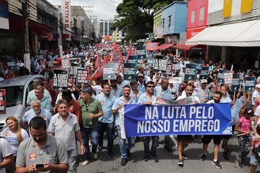 Trabalhadores lotam rua comercial de São Bernardo em protesto contra fechamento da Ford