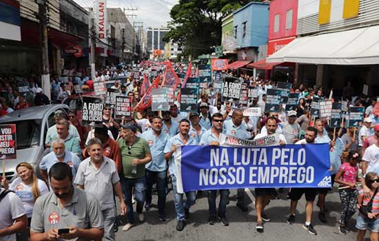 Trabalhadores lotam rua comercial de São Bernardo em protesto contra fechamento da Ford