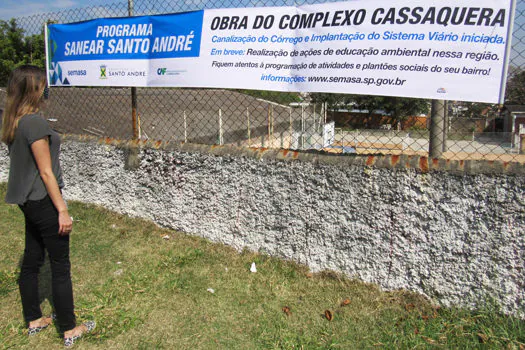 Trabalho socioambiental orienta população sobre obras no córrego Cassaquera