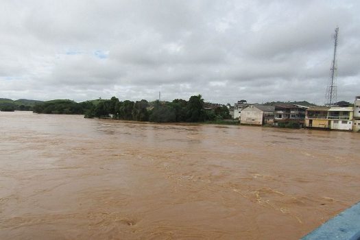 Transbordamento de rios provoca alertas no noroeste do estado do Rio