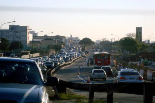 Planejar antes de pegar a estrada no feriado ajuda a evitar trânsito intenso