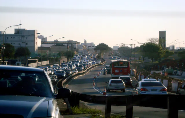 Planejar antes de pegar a estrada no feriado ajuda a evitar trânsito intenso